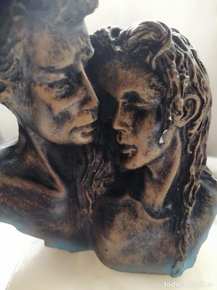 Antig&uuml;edades: Figura pareja con pie de m&aacute;rmol - Foto 2