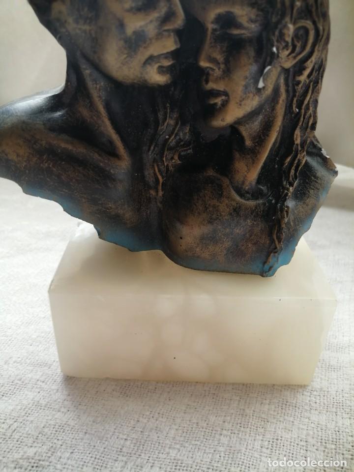 Antig&uuml;edades: Figura pareja con pie de m&aacute;rmol - Foto 3