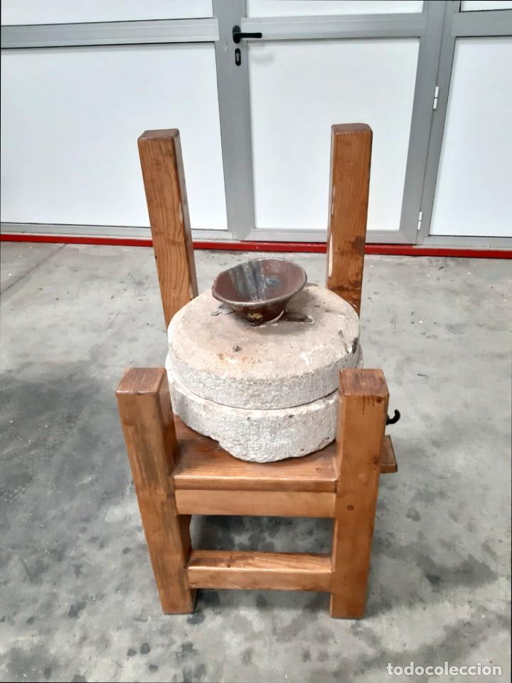 Antig&uuml;edades: MOLINO DE PIEDRA EN ESTRUCTURA DE MADERA - Foto 1