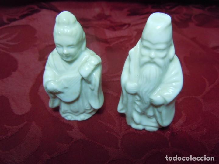 Antig&uuml;edades: 2 DIOSES CHINOS DE PORCELANA - Foto 1