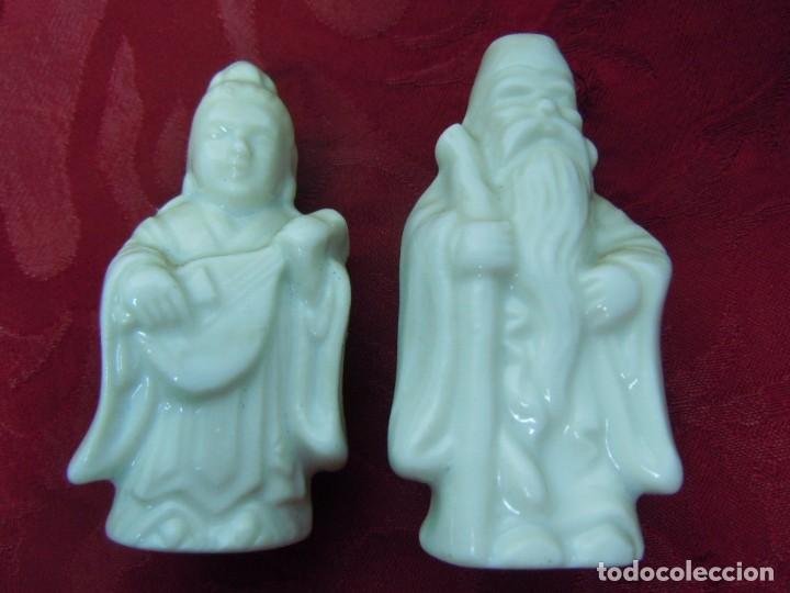 Antig&uuml;edades: 2 DIOSES CHINOS DE PORCELANA - Foto 2