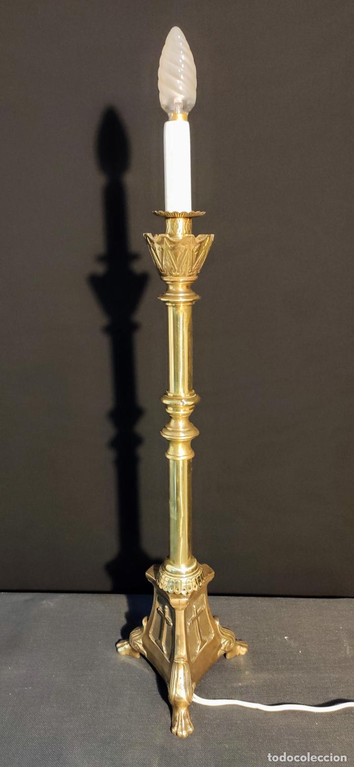 Antig&uuml;edades: EXCELENTE CANDELABRO DE BRONCE DE IGLESIA, ELECTRIFICADO - Foto 2
