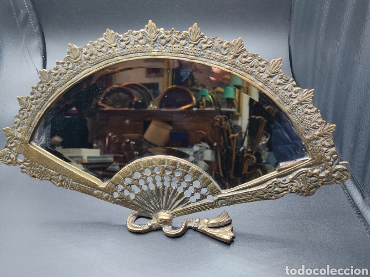 Antig&uuml;edades: Abanico en bronce con espejo biselado. Servir&iacute;a de portafotos.