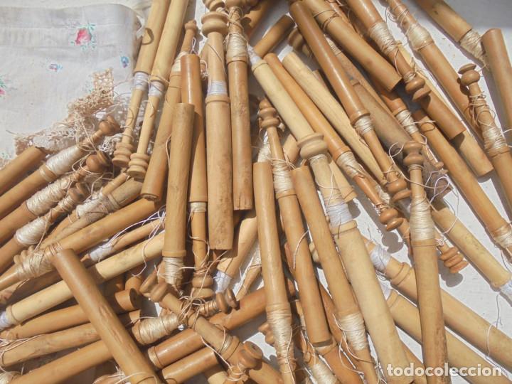 Antig&uuml;edades: Lote de 80 + bolillos de madera - Foto 2