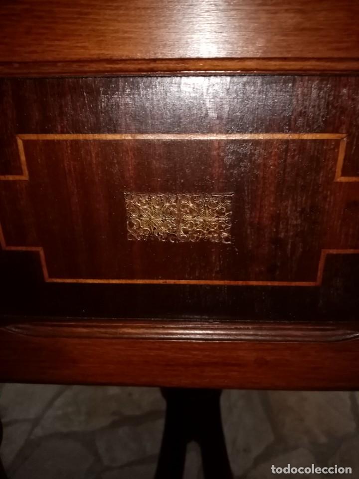 Antig&uuml;edades: MESA VELADOR CON ALAS - Foto 6
