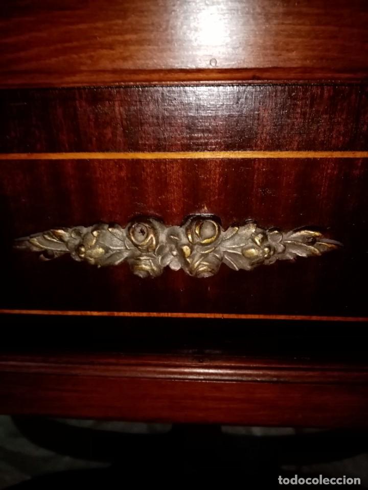 Antig&uuml;edades: MESA VELADOR CON ALAS - Foto 7