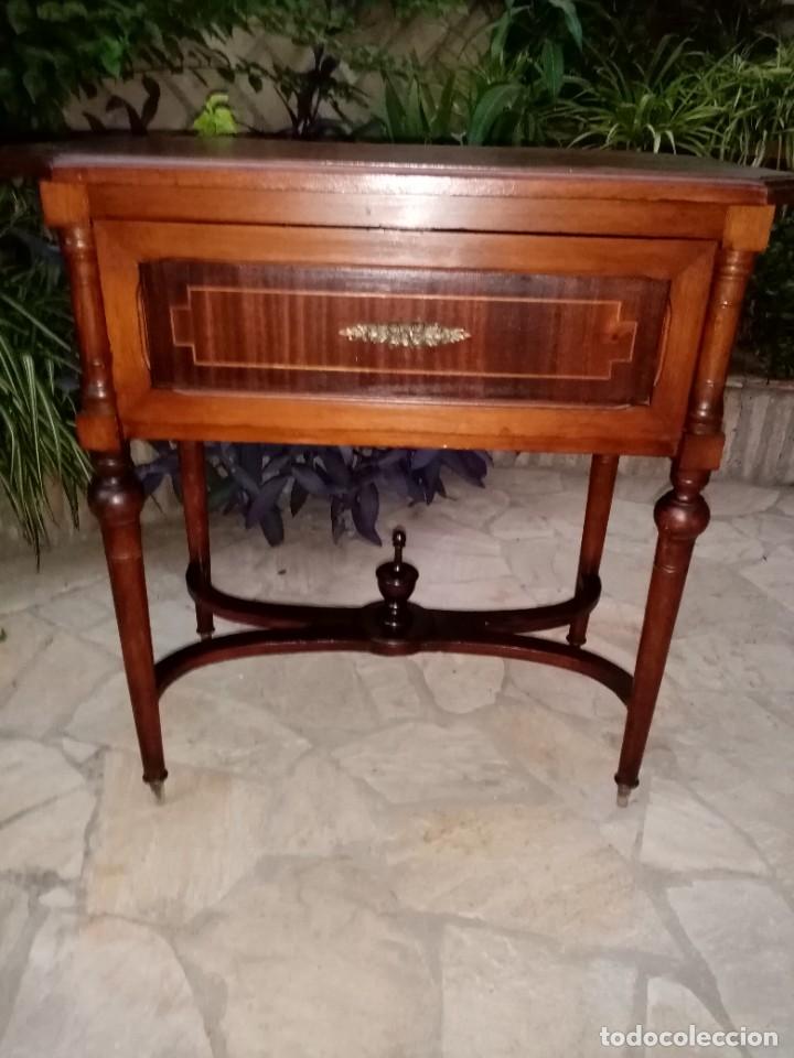 Antig&uuml;edades: MESA VELADOR CON ALAS - Foto 8