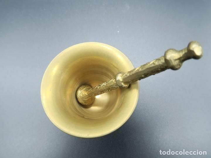 Antig&uuml;edades: ALMIDEZ DE BRONCE - LATON CON MANO 8X5.5 CM - Foto 3