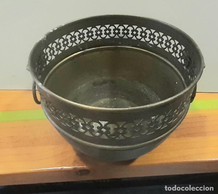 Antig&uuml;edades: Centro de mesa lat&oacute;n. Calado. - Foto 1