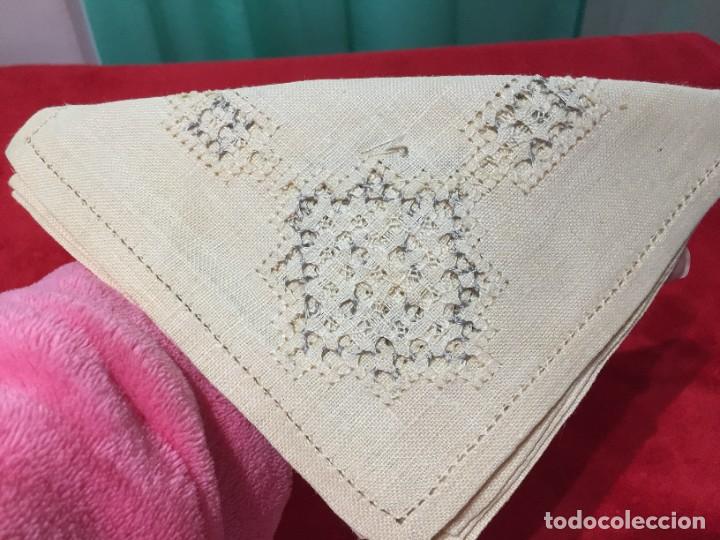 Oggetti Antichi: LOTE DE DE 6 SERVILLETAS DE HILO DE LAGARTERA AUN PRECINTADAS COLOR BEIGE Y GRIS