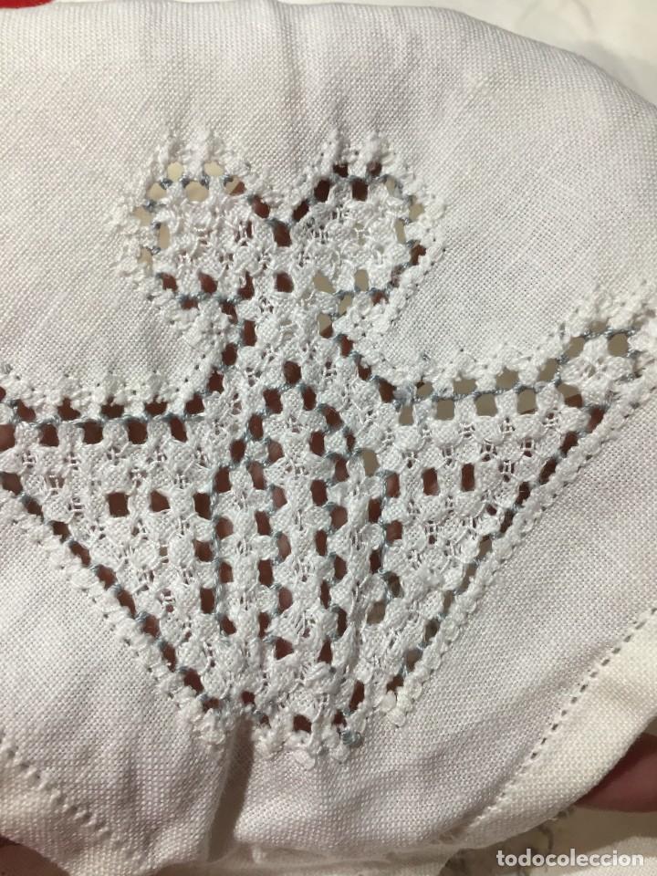 Oggetti Antichi: LOTE DE 10 SERVILLETAS GRANDES DE HILO DE LAGARTERA COLOR BLANCO PERLA Y BORDADOS EN GRIS