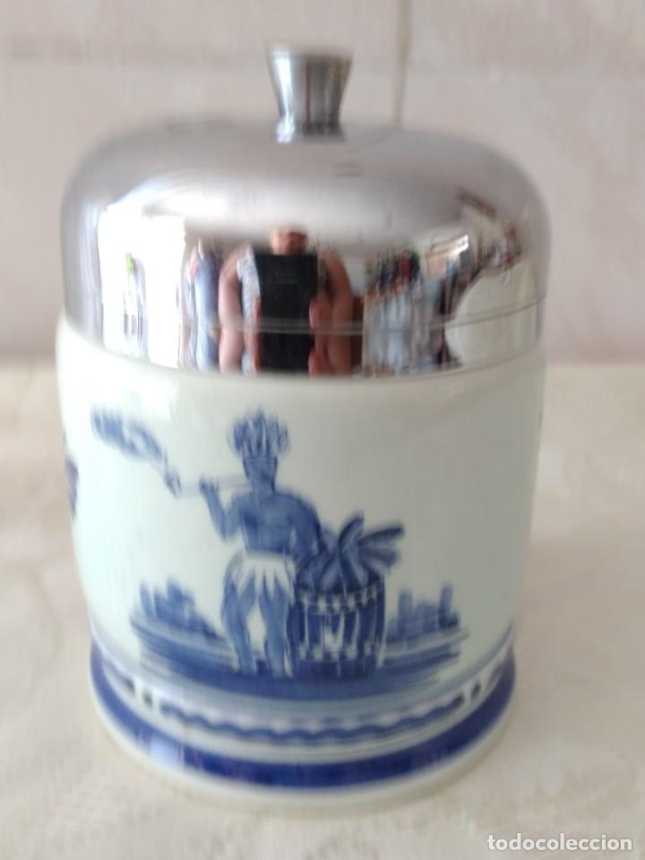 Antigüedades: Antiguo tarro para tabaco de porcelana delf pintado a mano tapa de metal plateado - Foto 3 - 264749289