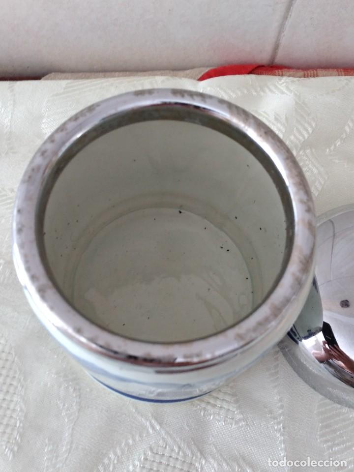 Antigüedades: Antiguo tarro para tabaco de porcelana delf pintado a mano tapa de metal plateado - Foto 4 - 264749289