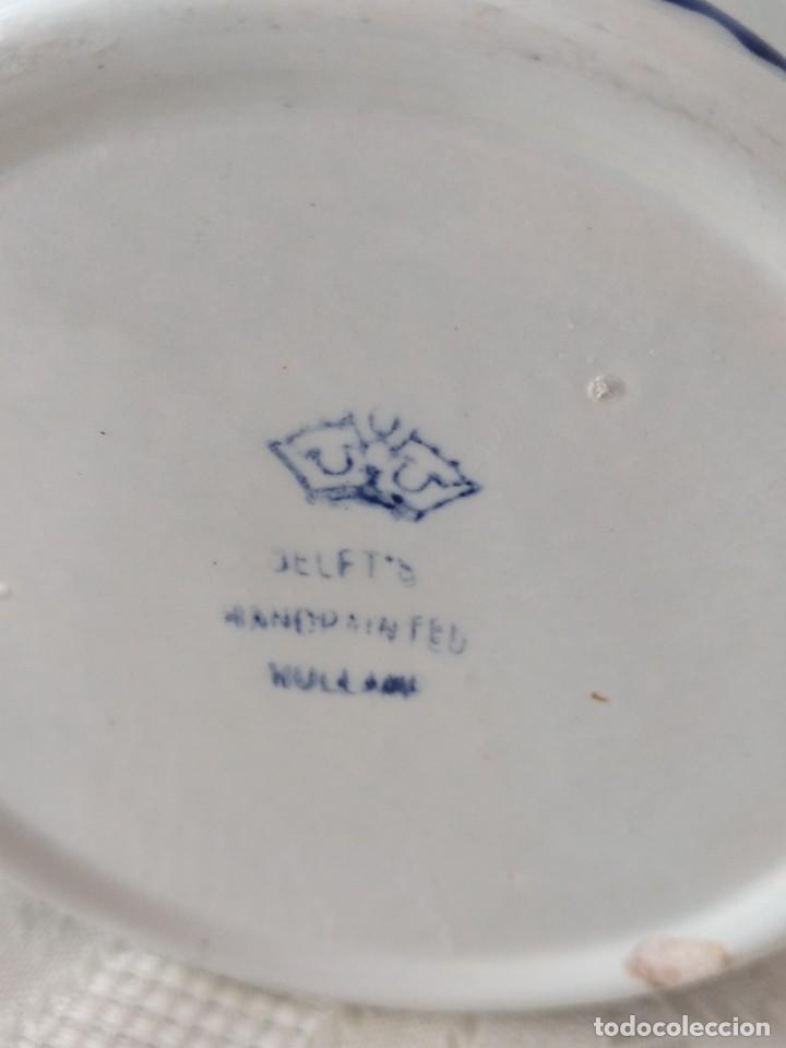 Antigüedades: Antiguo tarro para tabaco de porcelana delf pintado a mano tapa de metal plateado - Foto 5 - 264749289