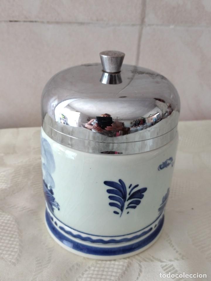 Antigüedades: Antiguo tarro para tabaco de porcelana delf pintado a mano tapa de metal plateado - Foto 6 - 264749289