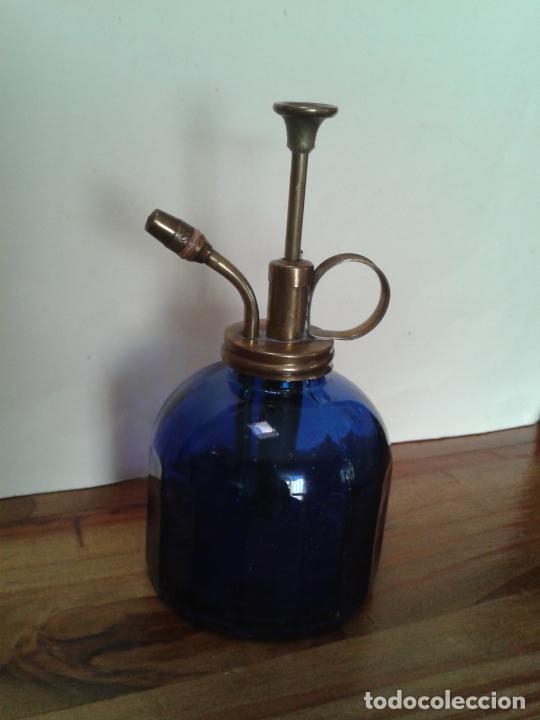 Oggetti Antichi: Pulverizador de colonia en cristal y lat&oacute;n Hong Kong, a&ntilde;os 50.