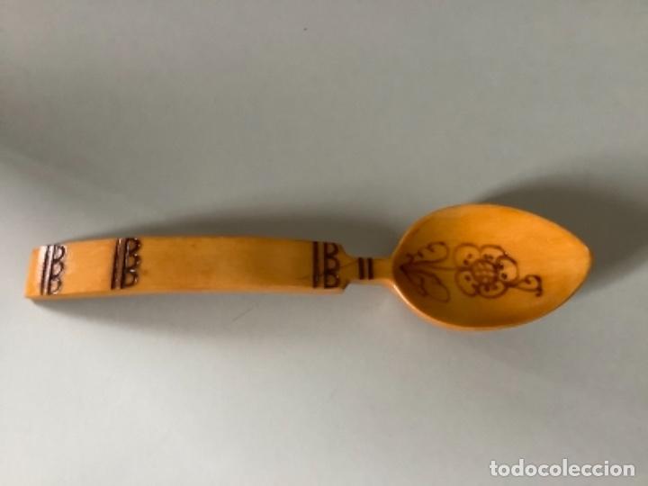 Antig&uuml;edades: Antigua cuchara de madera pintada.