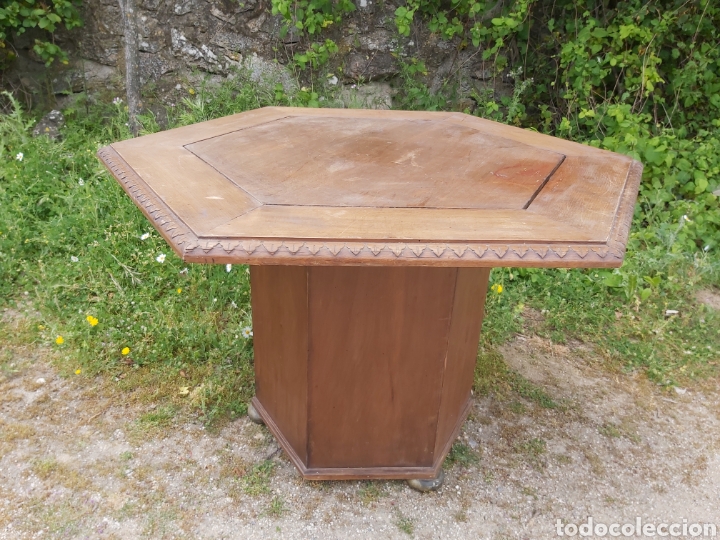 Antig&uuml;edades: Mesa de nogal hexagonal, con pie tambi&eacute;n hexagonal, con el borde tallado. - Foto 1