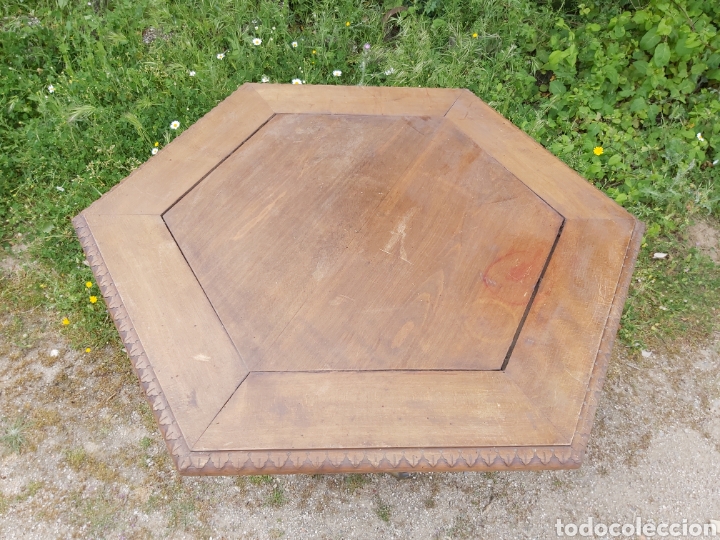 Antig&uuml;edades: Mesa de nogal hexagonal, con pie tambi&eacute;n hexagonal, con el borde tallado. - Foto 2