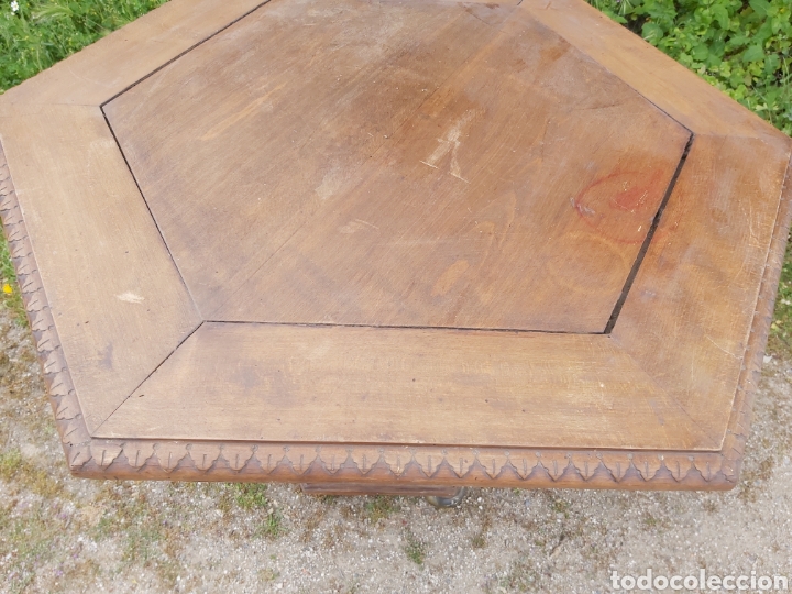Antig&uuml;edades: Mesa de nogal hexagonal, con pie tambi&eacute;n hexagonal, con el borde tallado. - Foto 3