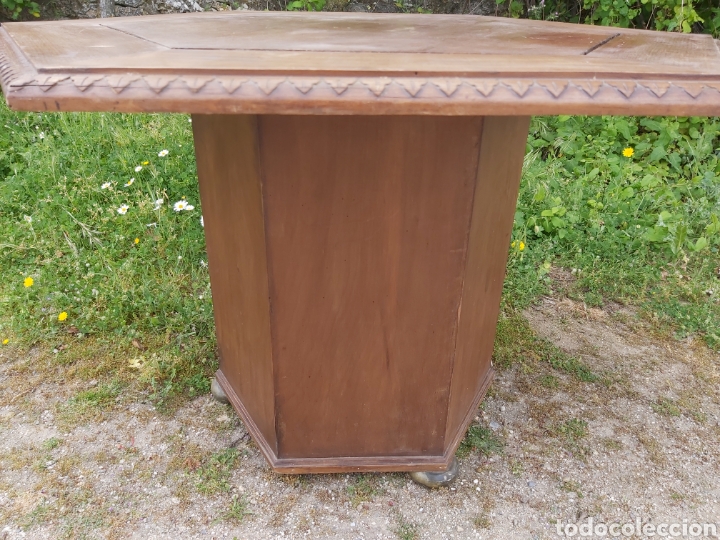 Antig&uuml;edades: Mesa de nogal hexagonal, con pie tambi&eacute;n hexagonal, con el borde tallado. - Foto 4