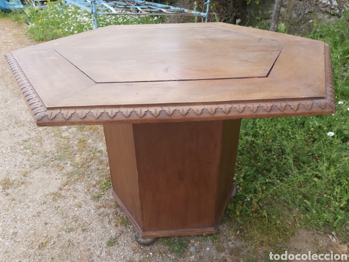 Antig&uuml;edades: Mesa de nogal hexagonal, con pie tambi&eacute;n hexagonal, con el borde tallado. - Foto 5