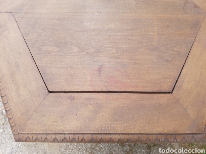 Antig&uuml;edades: Mesa de nogal hexagonal, con pie tambi&eacute;n hexagonal, con el borde tallado. - Foto 6