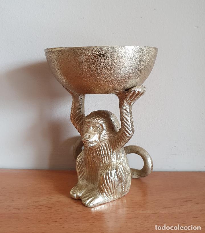 Antigüedades: Original cuenco alhajero antiguo de mono sujetando cuenco en metal dorado . - Foto 2 - 301696438