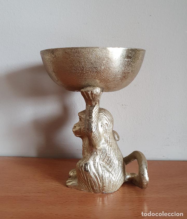 Antigüedades: Original cuenco alhajero antiguo de mono sujetando cuenco en metal dorado . - Foto 3 - 301696438