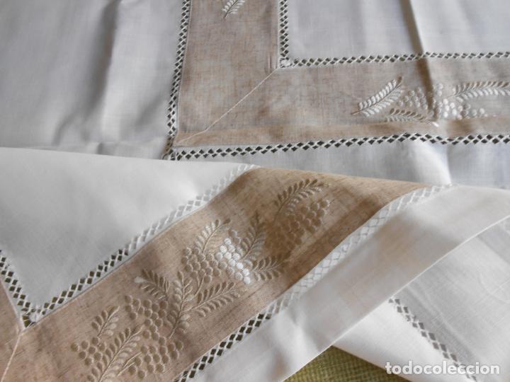 Antiques: Manteleria estilo a&ntilde;os 80.Mezcla Greca,cenefas bordada mimosas Beige .180 x 315 cm 12 Serv.Nuevo