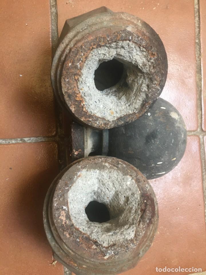 Antig&uuml;edades: 3 BOLAS HUECAS DE HIERRO FUNDIDO - Foto 2