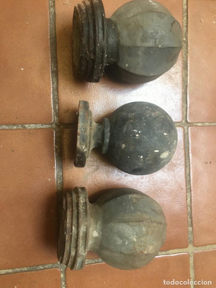 Antig&uuml;edades: 3 BOLAS HUECAS DE HIERRO FUNDIDO - Foto 4