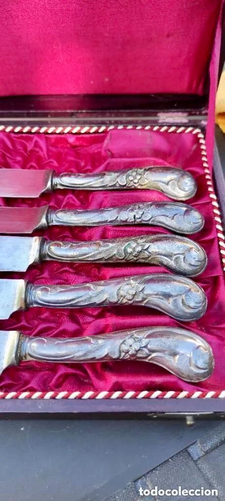 Antig&uuml;edades: ESTUCHE CON JUEGO DE CUCHILLOS CON MANGO DE PLATA REPUJADA - Foto 1