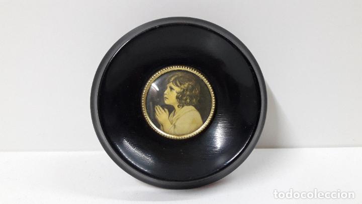 Antig&uuml;edades: ANTIGUO CUADRO REDONDO CON BONITA IMAGEN . MEDIDA DE DIAMETRO 9,5 CM