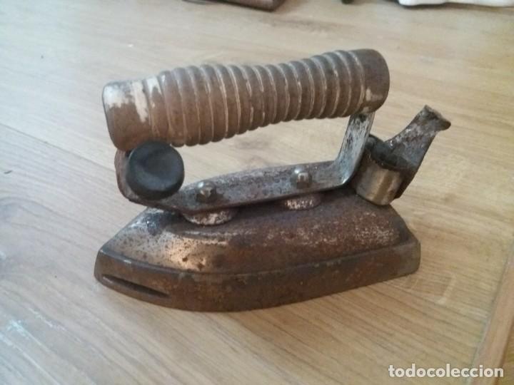 Antig&uuml;edades: Antigua plancha el&eacute;ctrica con bonito mango de madera. Restos de &oacute;xido. Pesada.