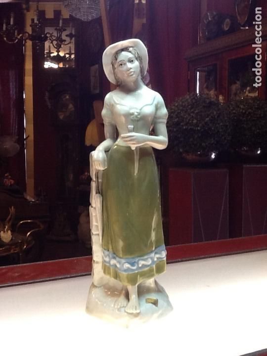 Antig&uuml;edades: Figura de porcelana dama con sombrero y parag&uuml;as