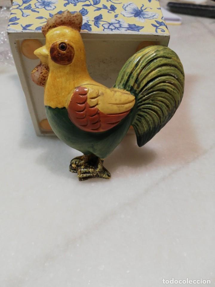 Antiguidades: C1- gallo de resina para colgar.