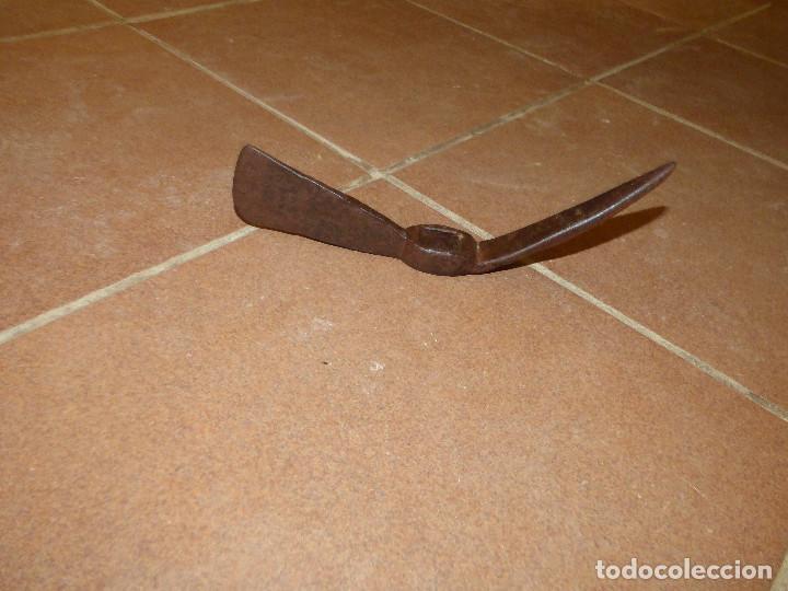 Antig&uuml;edades: Azada ,hierro forjado. - Foto 1