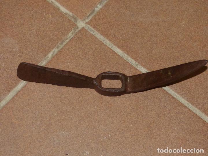 Antig&uuml;edades: Azada ,hierro forjado. - Foto 2