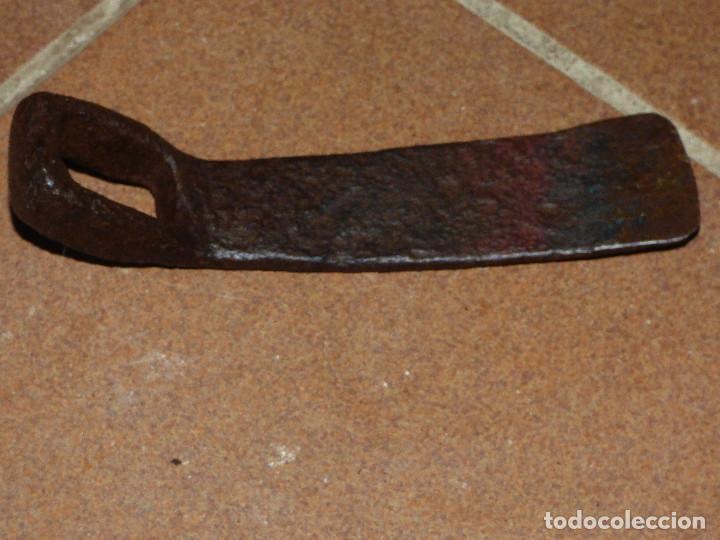 Antig&uuml;edades: Azada ,hierro forjado. - Foto 1