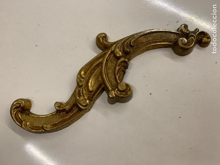 Antiquit&auml;ten: Espectacular embellecedor o remate antiguo en bronce o laton... Precioso. 20,5cms largo x 7cms alto