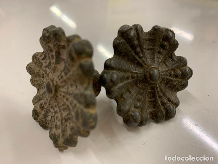 Antiquit&auml;ten: Espectacular pareja de tiradores o remates antiguos metalicos. miden unos 4,5cms diametro