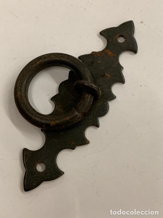Antig&uuml;edades: Bonito tirador o remate antiguo tipo forja. mide unos 9cms de largo
