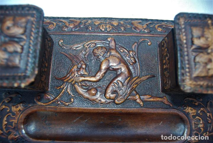 Antig&uuml;edades: Accesorios escritorio de cuero repujado. - Foto 3