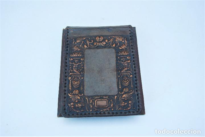 Antig&uuml;edades: Accesorios escritorio de cuero repujado. - Foto 4