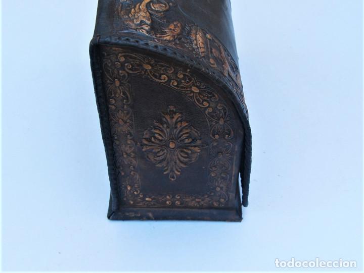 Antig&uuml;edades: Accesorios escritorio de cuero repujado. - Foto 9