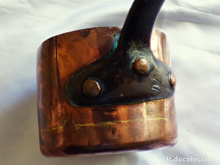 Antiquit&eacute;s: ANTIGUO CAZO DE COBRE E HIERRO, FIRMADO PEREIRA. SIGLO XIX