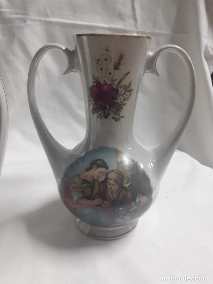 Antig&uuml;edades: Pareja de jarrones de porcelana - Foto 3
