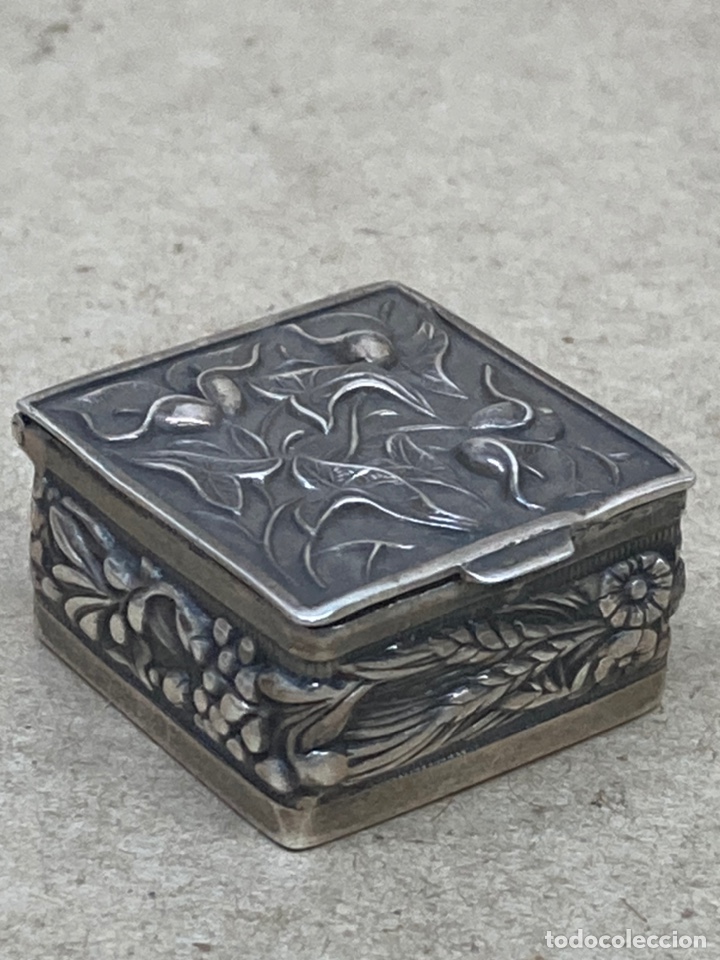 Antig&uuml;edades: Caja de plata con bonitos estampados - Foto 1