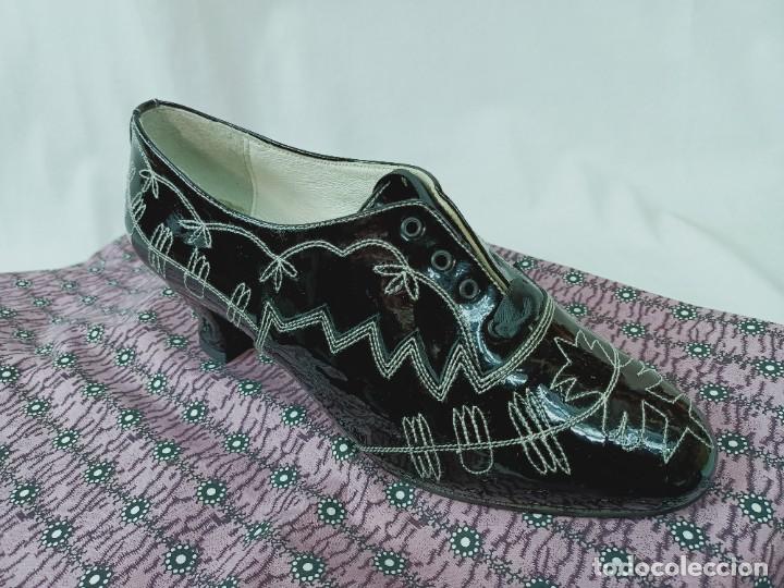 Antig&uuml;edades: ZAPATOS DE CHAROL CON PESPUNTES - Foto 1